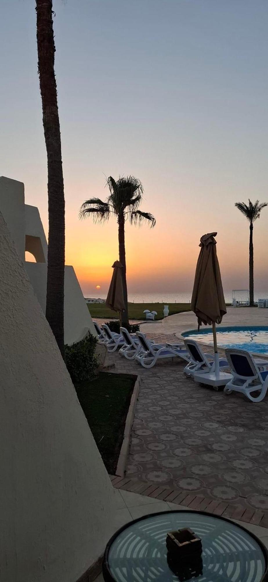 Borg El Arab Beach Resort Esterno foto Sunset at the hotel